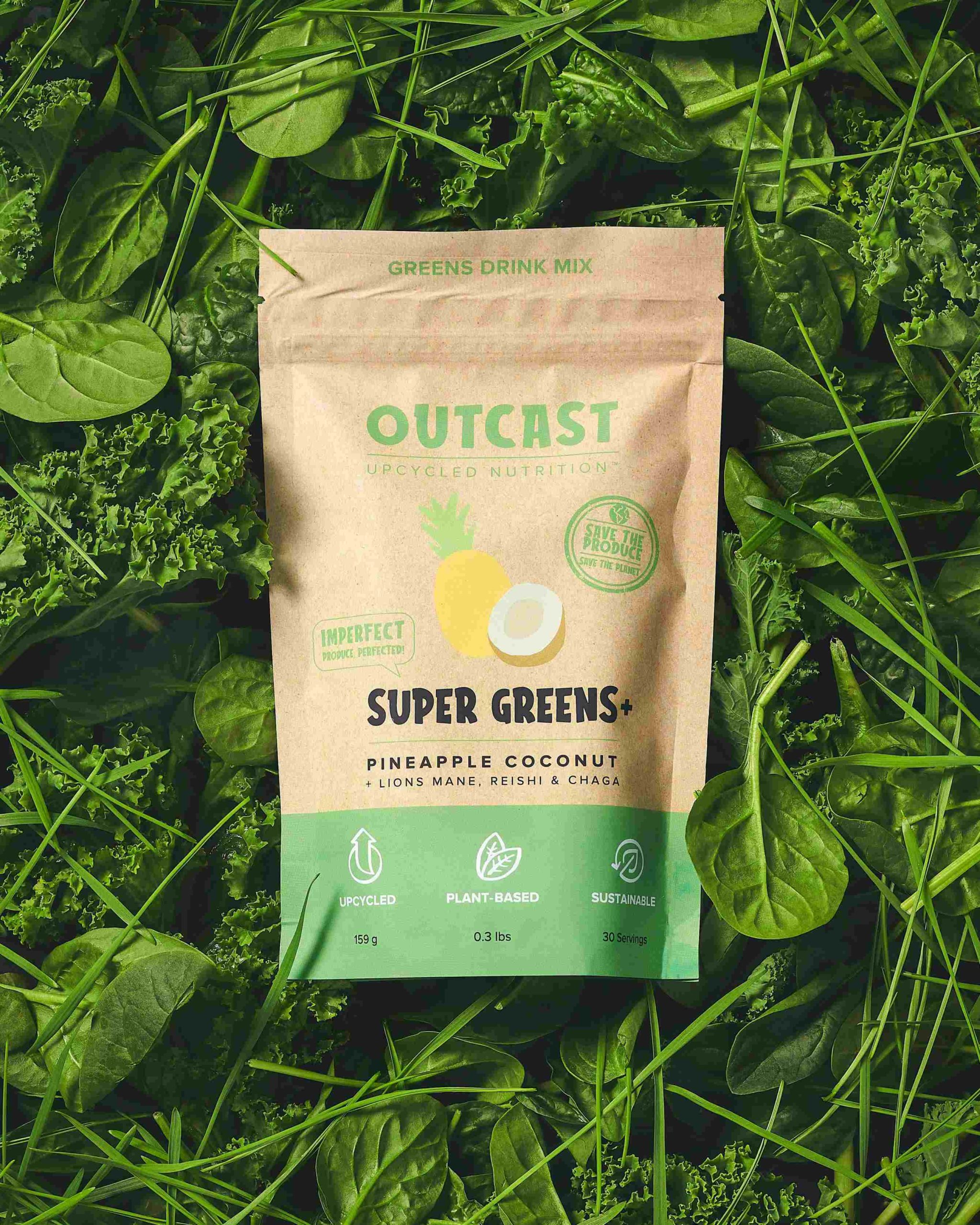 Paquet de mélange de boissons vertes Outcast appelé Super Greens avec ananas et noix de coco.