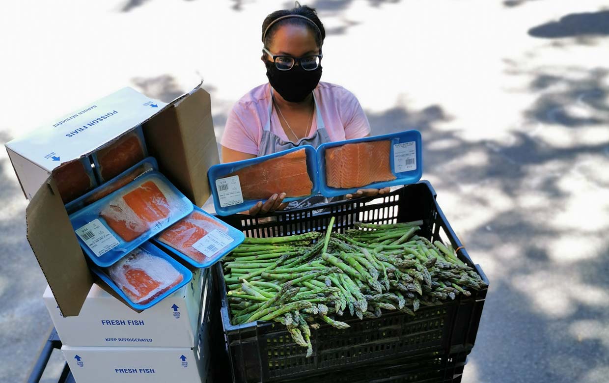 Un employé de Second Harvest accepte un don de la banque alimentaire composé de poivrons frais, de saumon et d'asperges de Sobeys