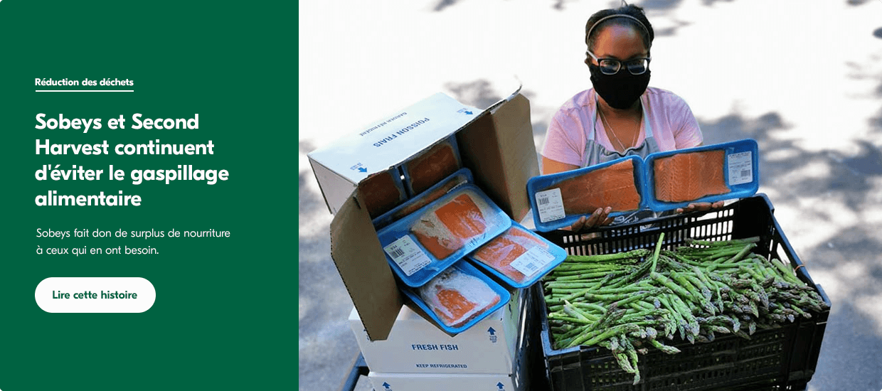 Un employé de Second Harvest accepte un don de la banque alimentaire composé de poivrons frais, de saumon et d'asperges de Sobeys.
