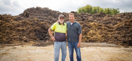 Deux hommes debout devant la ferme Honest Potato